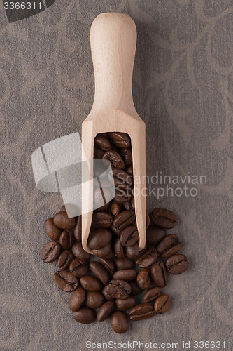 Image of Wooden scoop with coffee beans