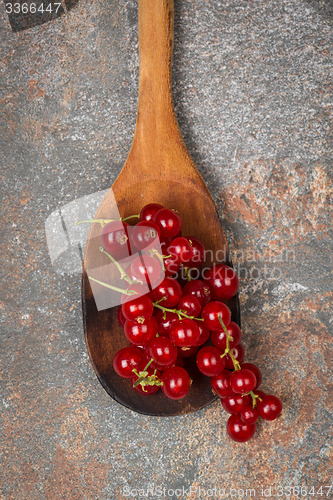 Image of Currants in a wooden spoon