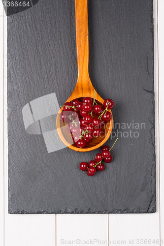 Image of Currants in a wooden spoon