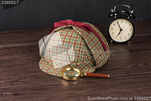 Image of Sherlock Hat and magnifying glass