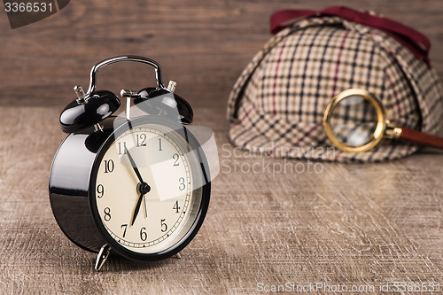 Image of Sherlock Hat and magnifying glass