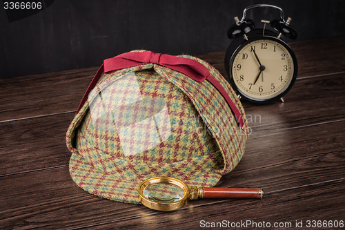 Image of Sherlock Hat and magnifying glass