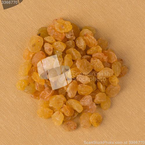 Image of Circle of golden raisins