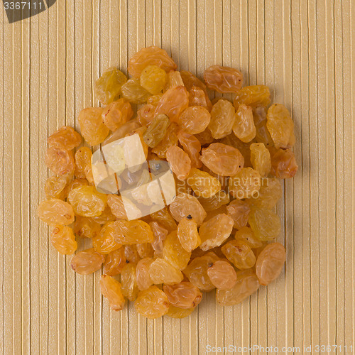Image of Circle of golden raisins