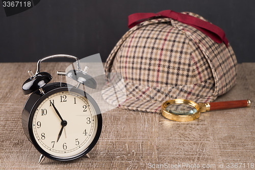 Image of Sherlock Hat and magnifying glass