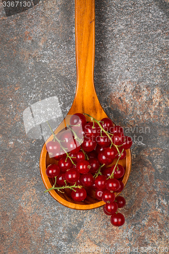Image of Currants in a wooden spoon