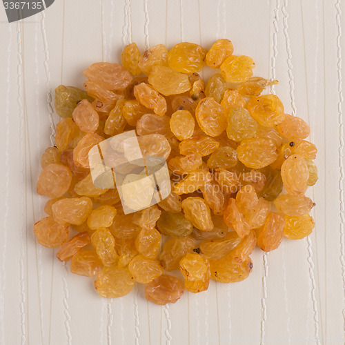 Image of Circle of golden raisins