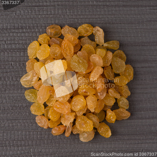 Image of Circle of golden raisins