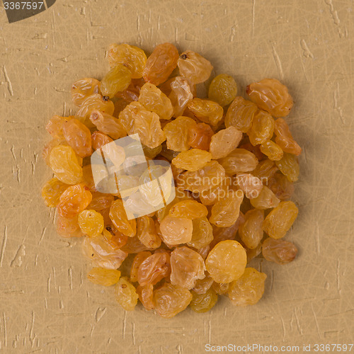 Image of Circle of golden raisins