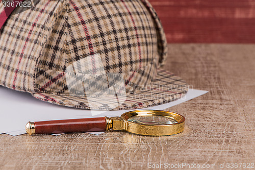 Image of Sherlock Hat and magnifying glass