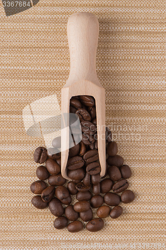 Image of Wooden scoop with coffee beans