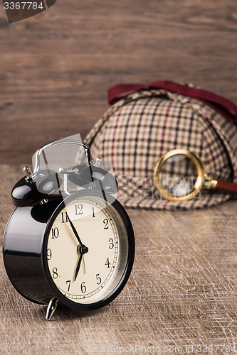 Image of Sherlock Hat and magnifying glass