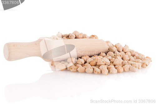 Image of Uncooked chickpeas and wooden scoop