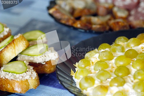 Image of toast with cod's liver and salad with green grapes