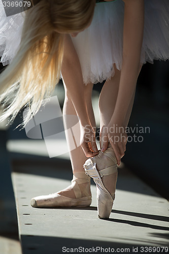 Image of Dancer tying pointe shoes