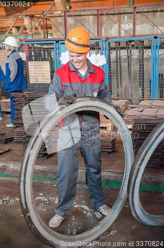 Image of Worker moves ring for a timbering