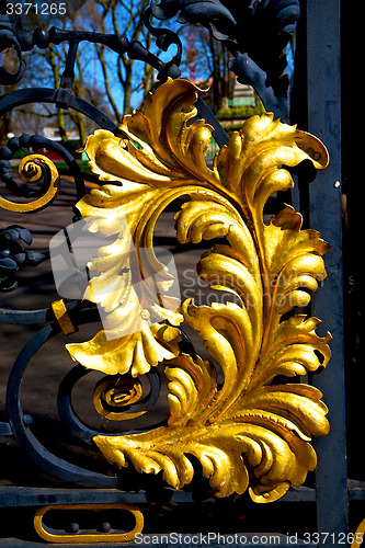 Image of in london england the   metal gate  royal palace