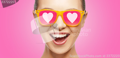 Image of amazed teen girl in sunglasses