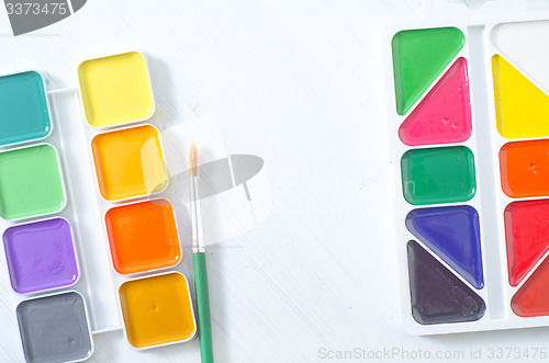 Image of paint and brush