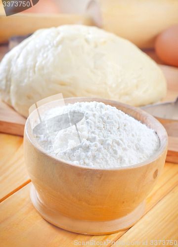 Image of Flour in the wooden bowl