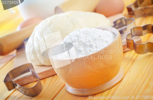Image of Flour in the wooden bowl