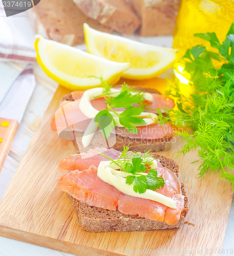 Image of bread with salmon