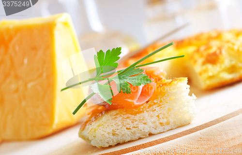 Image of bread with salmon