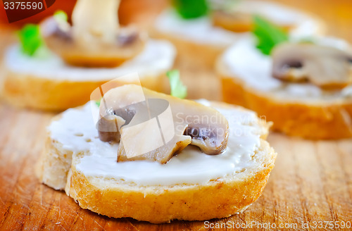 Image of bread with mushroom