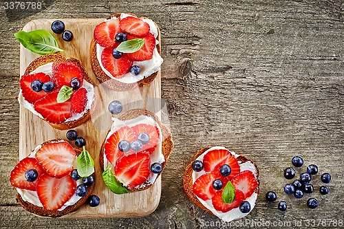 Image of toasted bread with cream cheese and berries