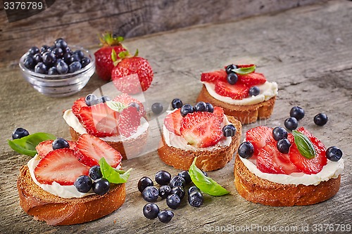 Image of toasted bread with cream cheese and berries