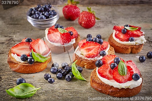 Image of toasted bread with cream cheese and berries