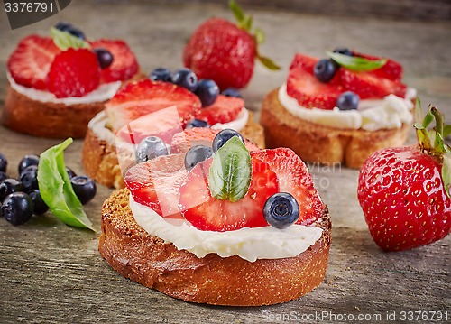 Image of toasted bread with cream cheese and berries