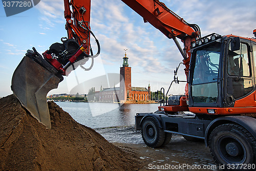 Image of Excavator and the city hall