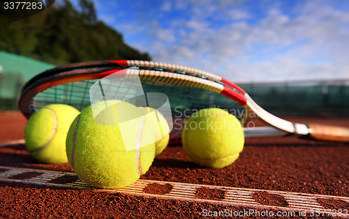 Image of tennis ball on a tennis court 