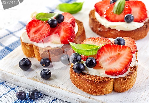 Image of toasted bread with cream cheese and berries