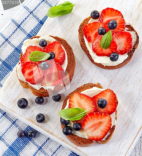 Image of toasted bread with cream cheese and berries