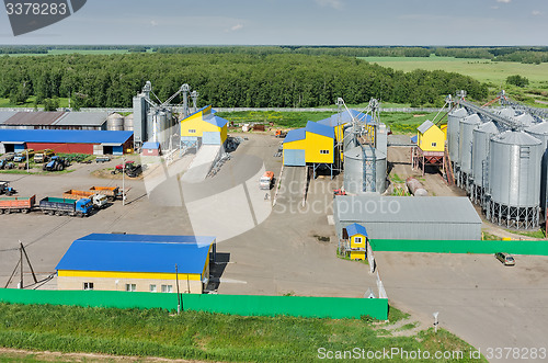 Image of Corn dryer silos standing in machine yard