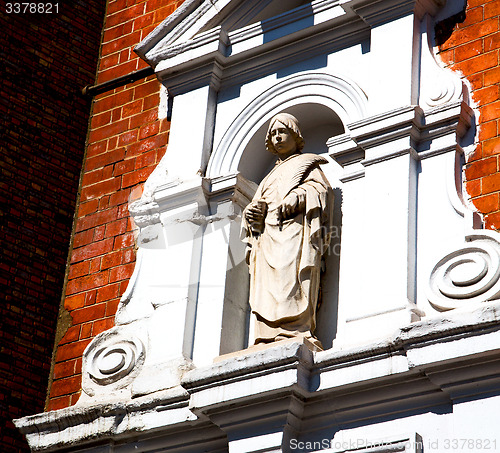 Image of marble and statue in old city of london england