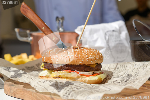 Image of the hamburger with a knife 