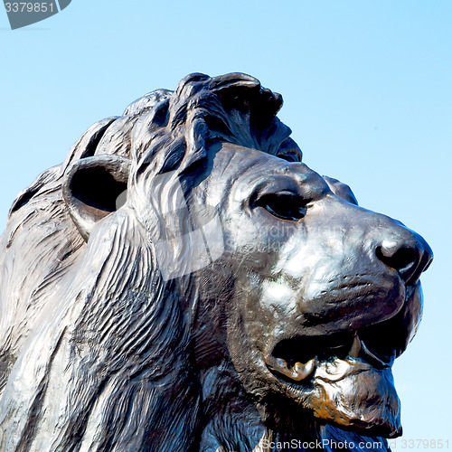 Image of marble and statue in old city of london england