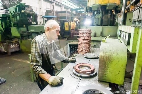 Image of Senior worker checks balancing of detail