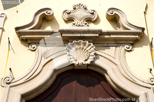 Image of  church door    italy  lombardy   column  the milano  shell