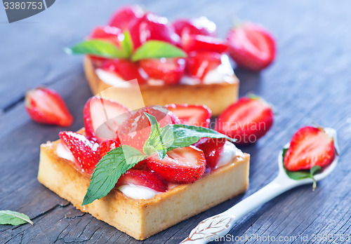 Image of cake with fresh strawberry