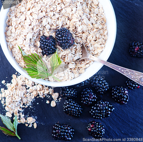 Image of oat flakes and blackberry