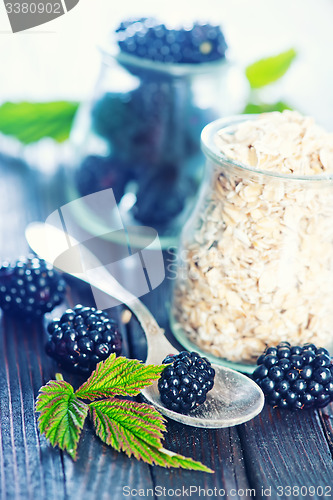 Image of oat flakes with black berries 