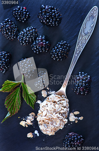 Image of oat flakes and blackberry