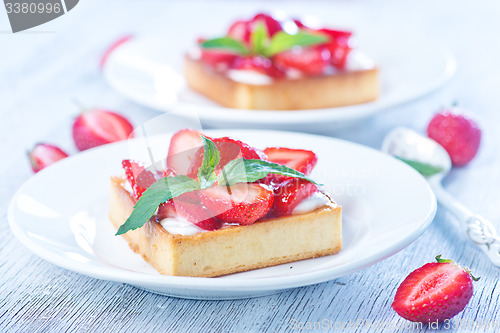 Image of cake with fresh strawberry