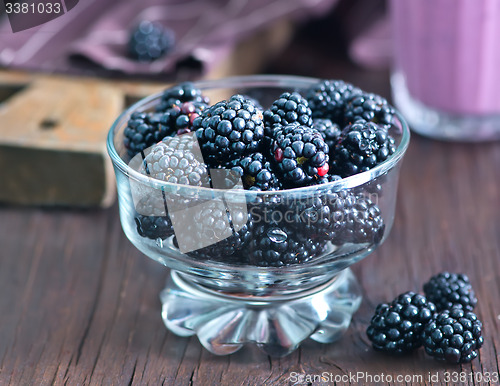 Image of yogurt with berries