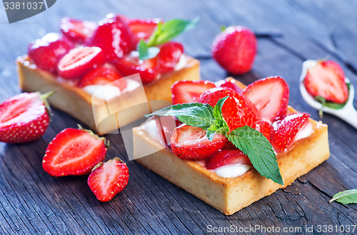 Image of cake with fresh strawberry