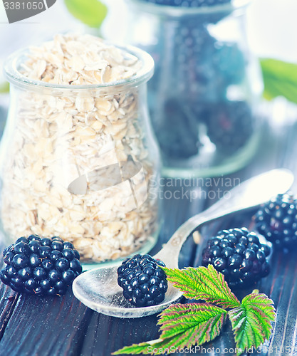 Image of oat flakes with black berries 